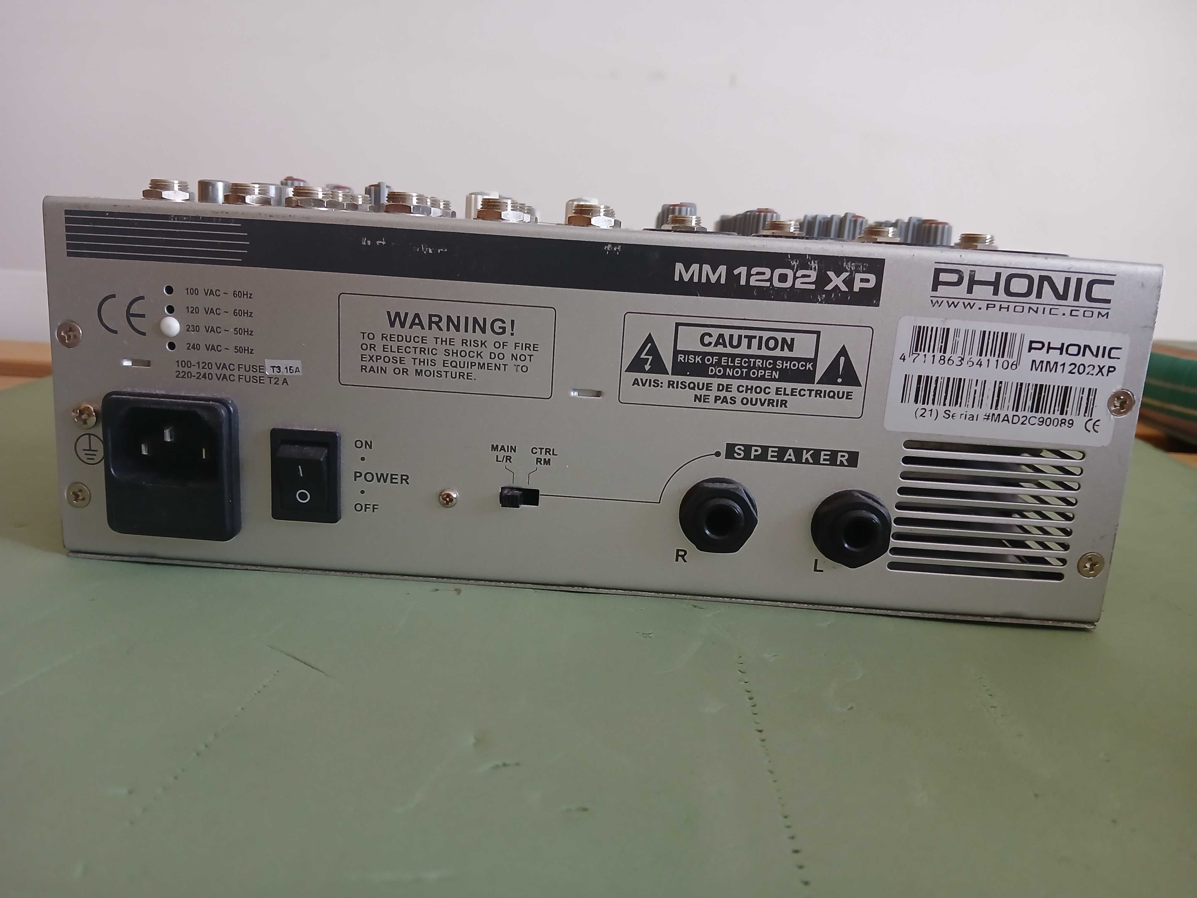 Mesa de mistura para 4 mics (bom estado)