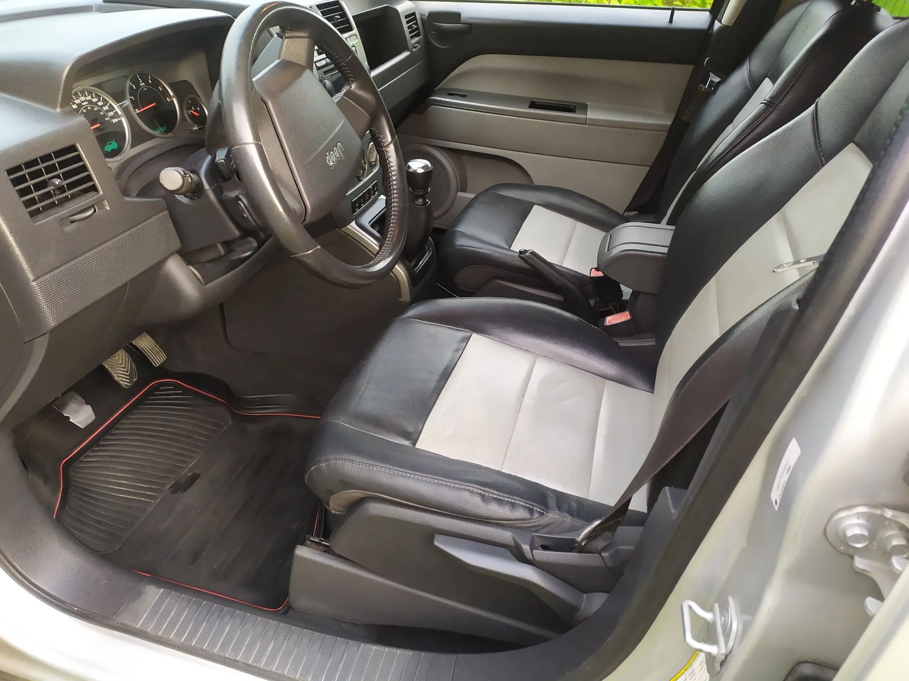 Jeep Compass Jeep Compass rok produkcji 2007 z napędem 4x4 oraz skórzaną tapicerką.