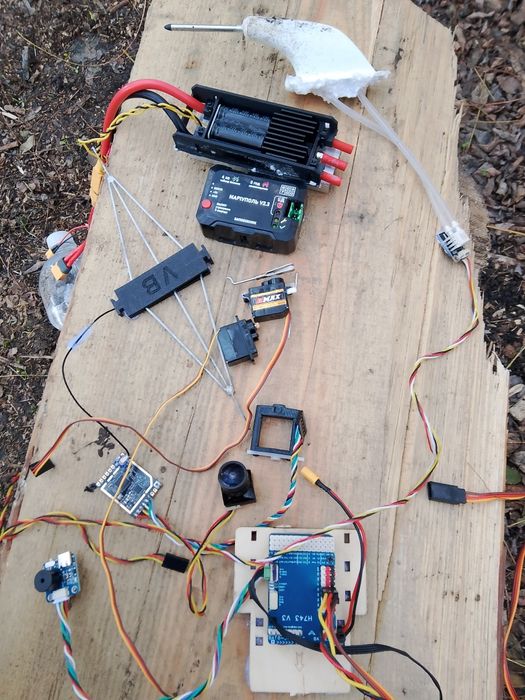 Комплектуючі до FPV дрона.