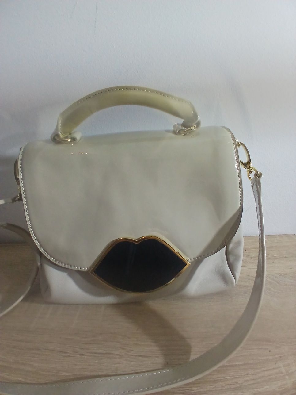 Torebka przedstawiona na zdjęciu to torebka marki Lulu Guinness.