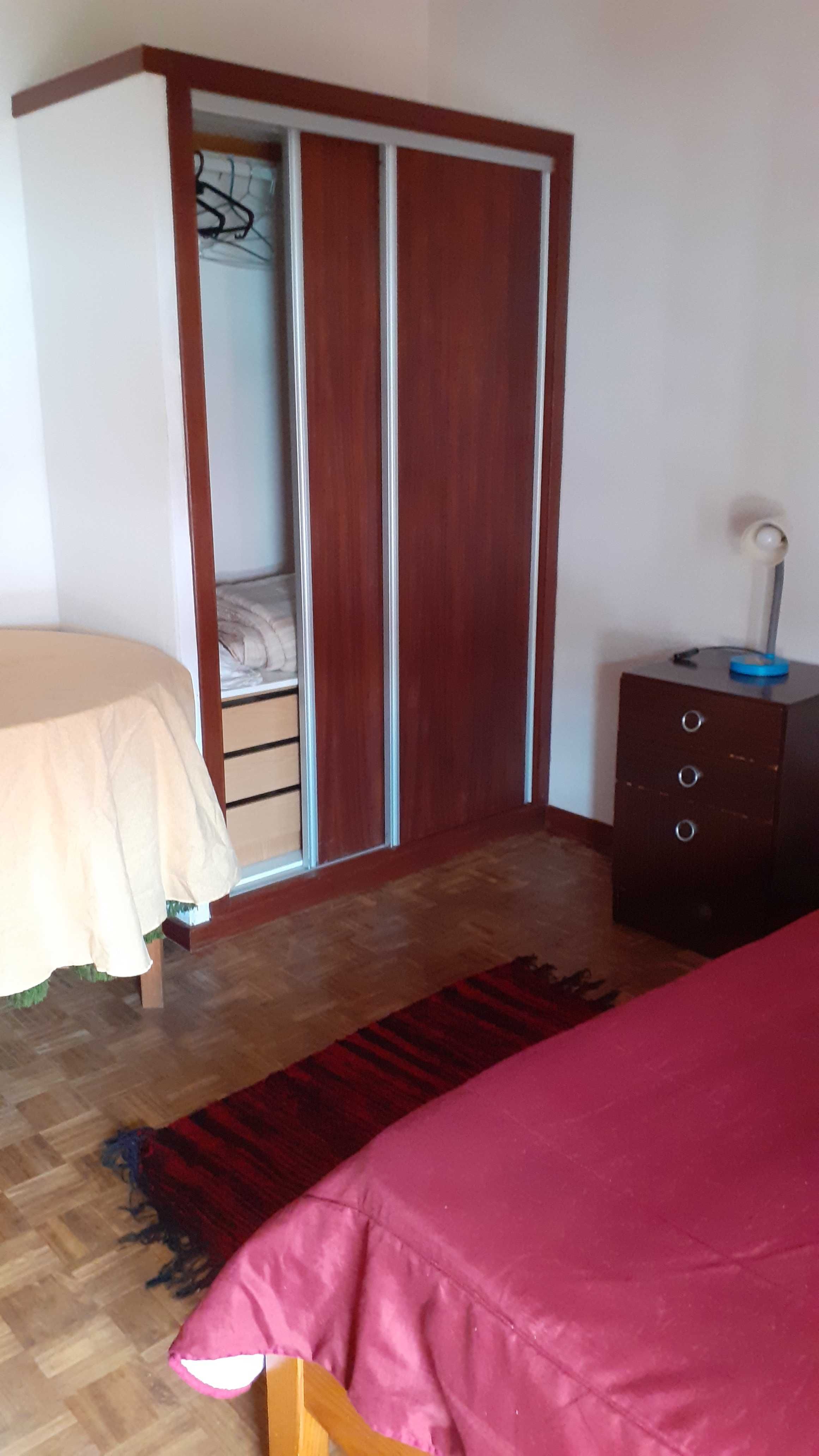 Arrenda quarto mobilado em apartamento independente a estudante