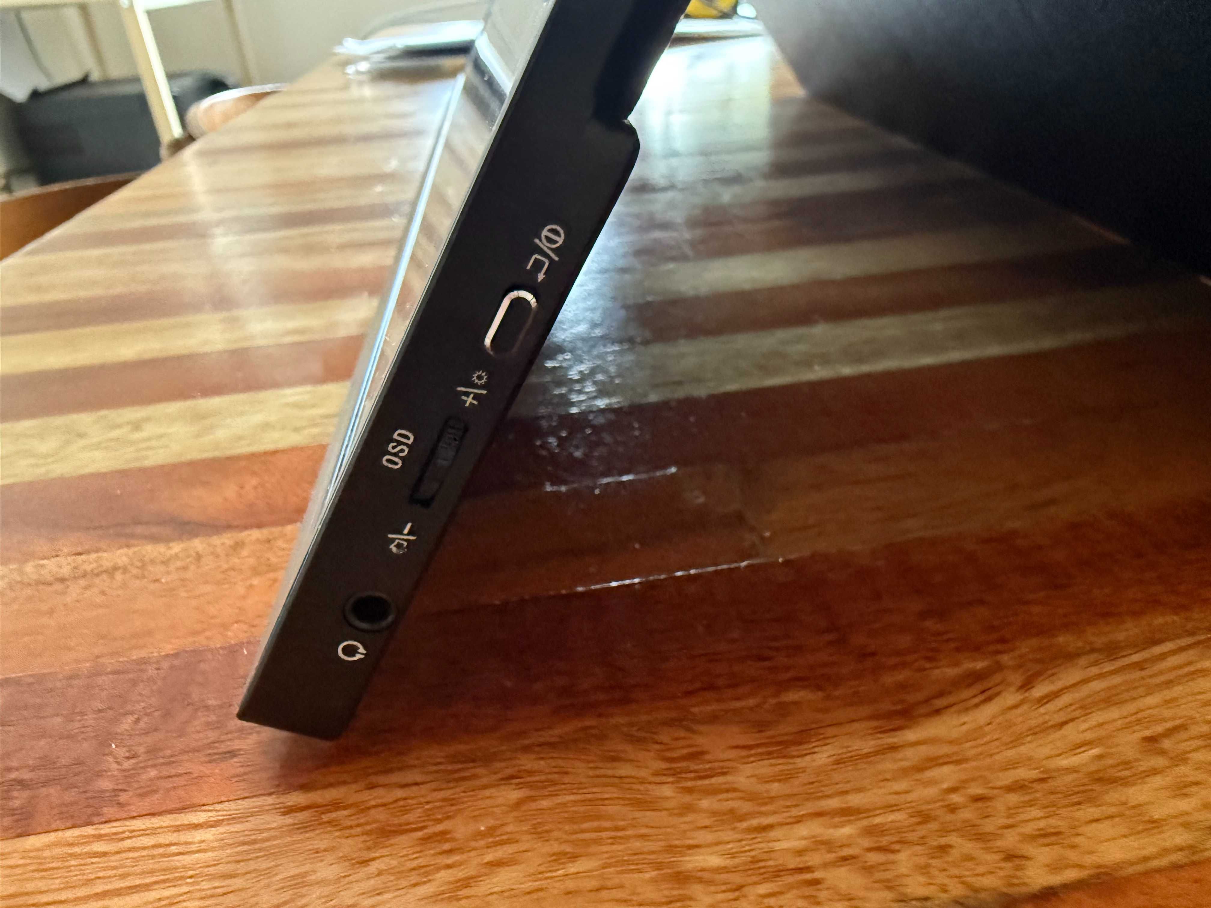 ecran marca ARZOPA modelo A1 MAX, 17"