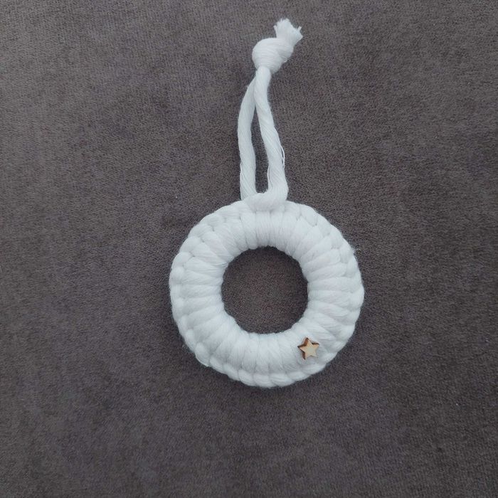 Zawieszka świąteczna z makramy