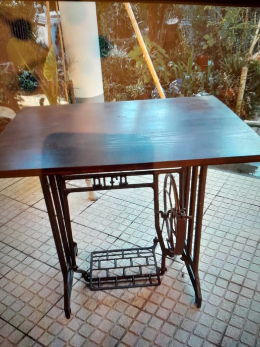 Mesa com base de máquina de costura