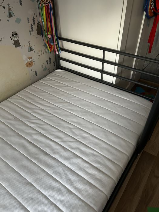 Łóżko pietrowe SVÄRTA z materacami