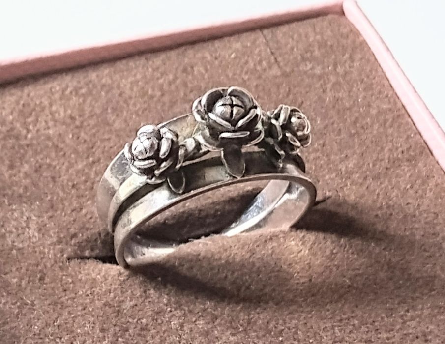 Srebrny  pierścionek Juwelia " Róże " PRL.
