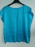 Blusa acetinada azul com padrão - Tamanho M/L