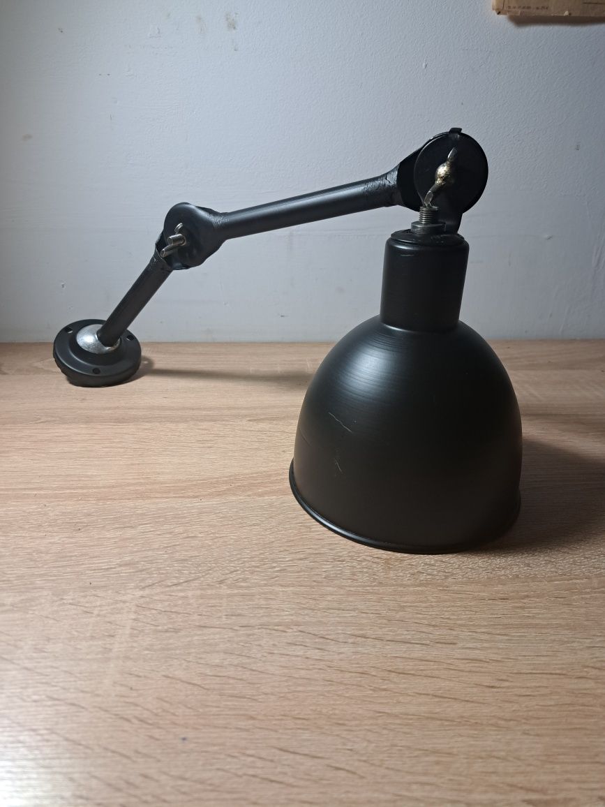 Zabytkowa lampa samochodowa.