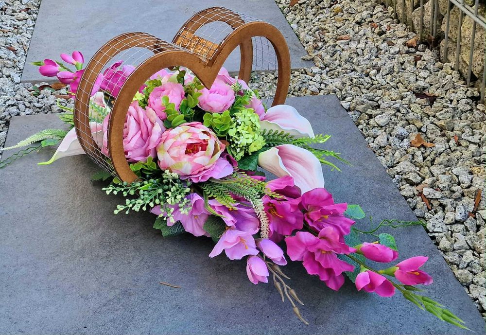 Kompozycja kwiatowa na grób cmentarz stroik serce ikebana Z623