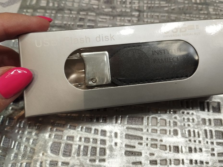Pendrive, nowy , w opakowaniu , 32 GB na prezent