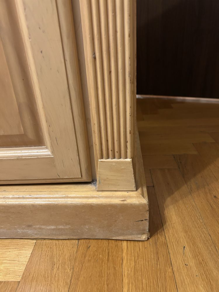 Drewniana komoda z szufladami