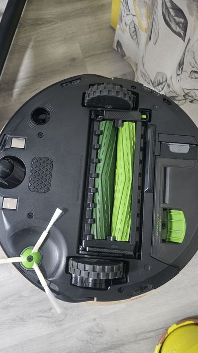 iRobot Roomba j7+ – Como novo + Garantia Nov 2026 + Acessórios