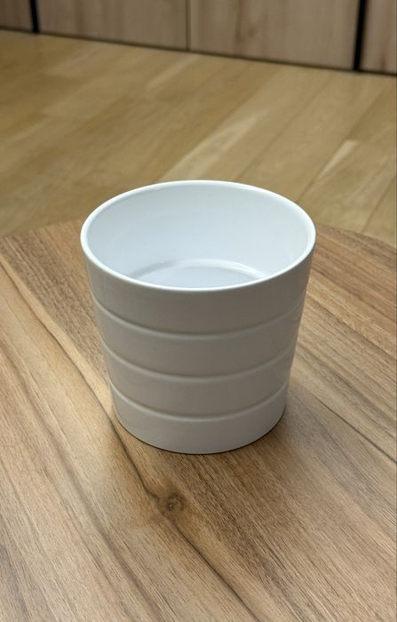 Biała osłonka na doniczkę IKEA