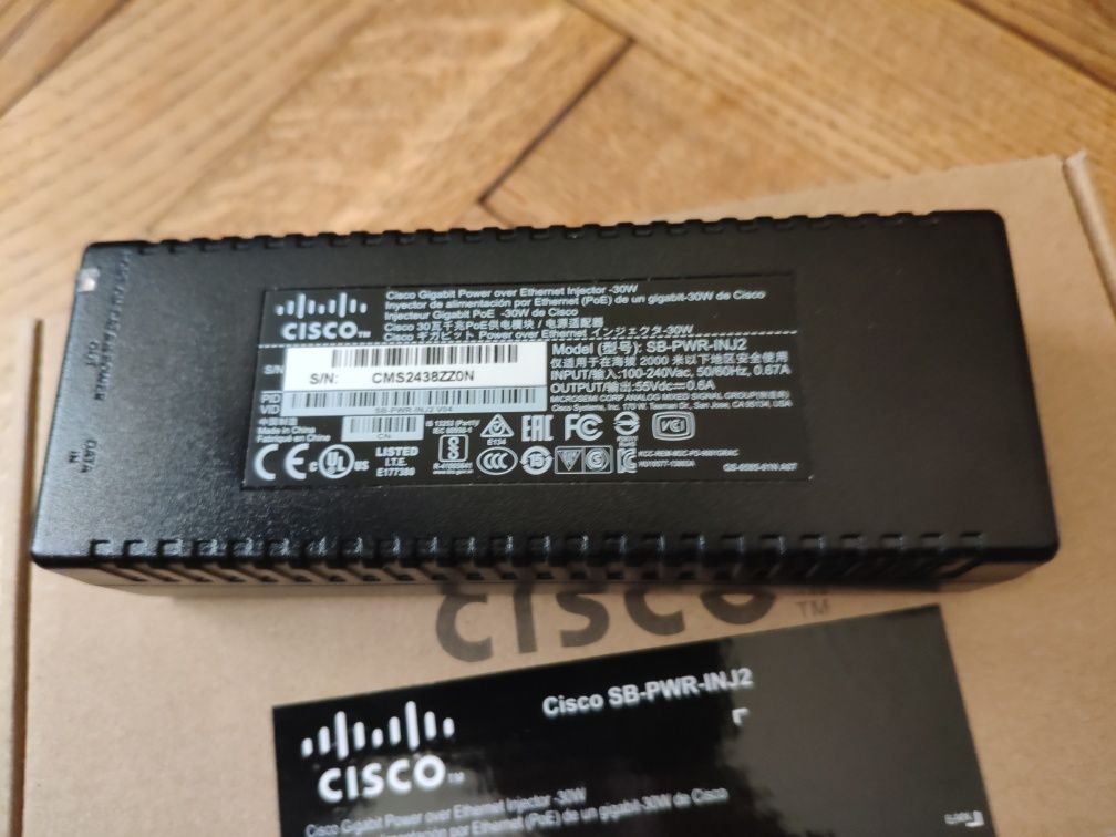 Pudełko a w nim rześki Gigabitowy Power Ethernet Injector CISCO SB-PWR