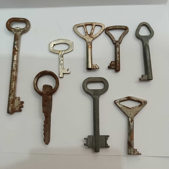 Ключи разные от дверей замков