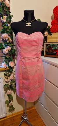 Sukienka różowa odkryte ramiona