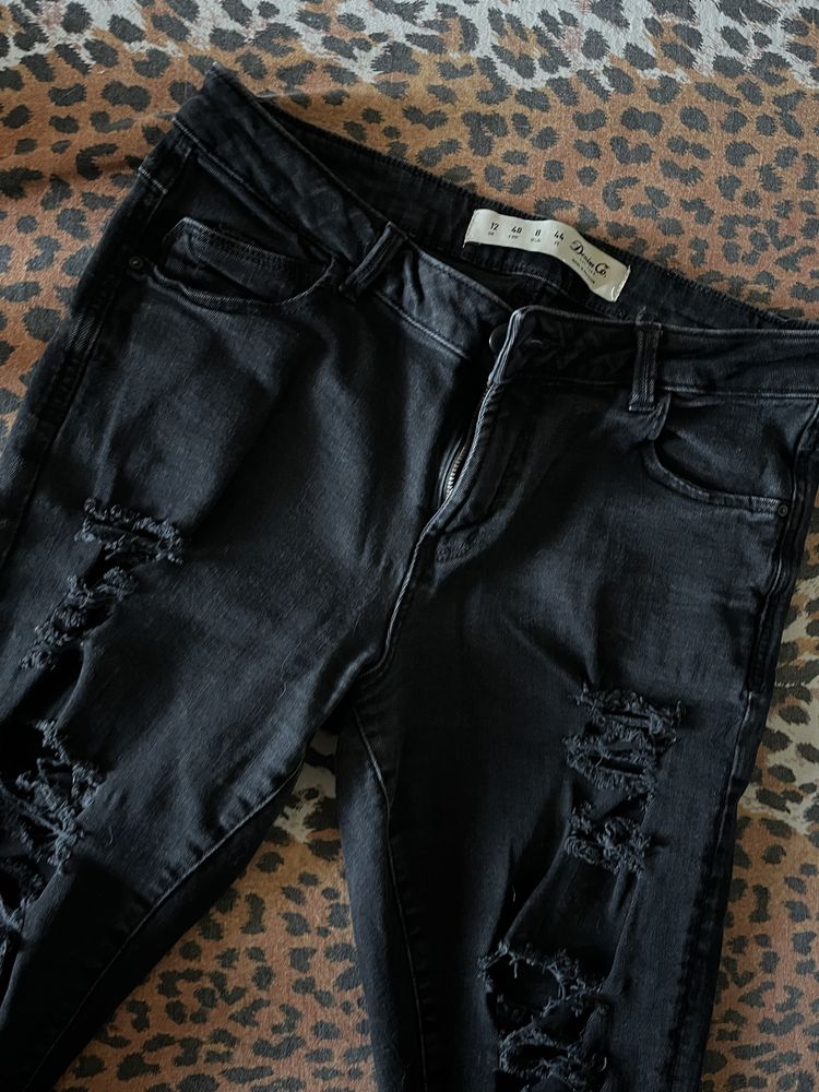 Женские черные рваные джинсы