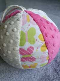 Pluszowa miękka piłka sensoryczna różowo-białe minky z zawieszką 20cm
