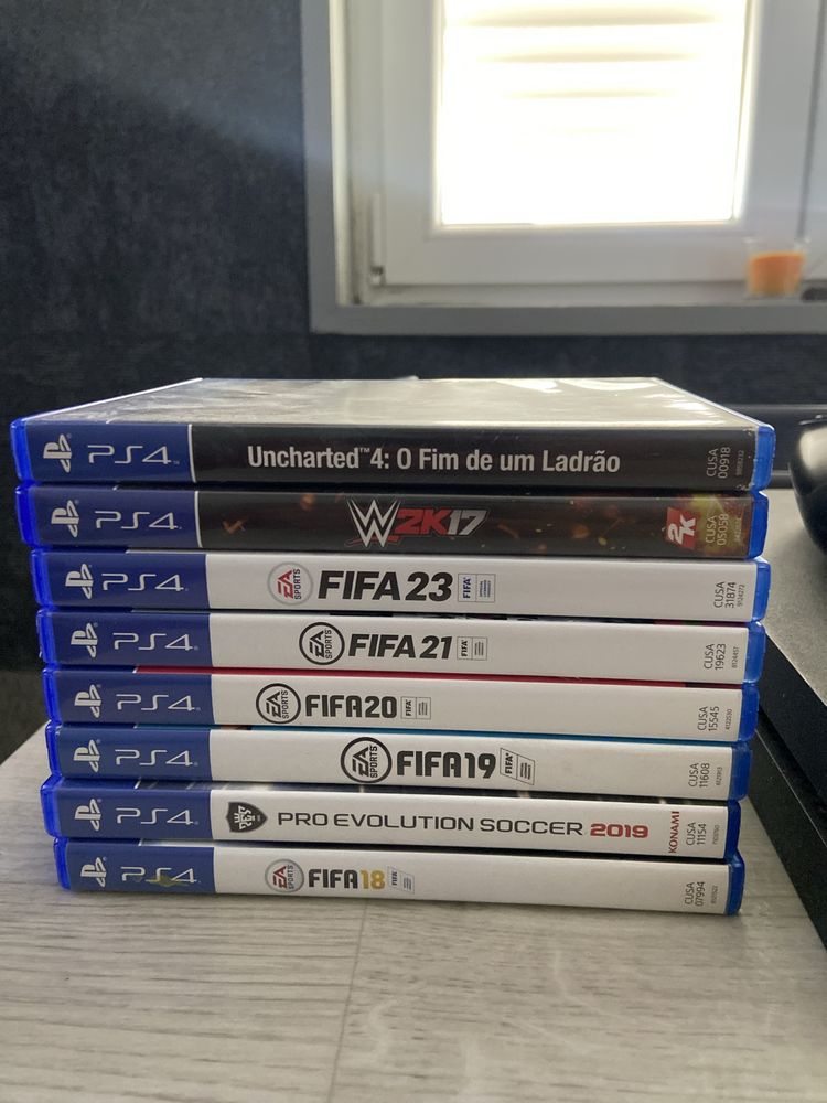 Playstation 4 500GB + 8 jogos incluidos + 2 comandos