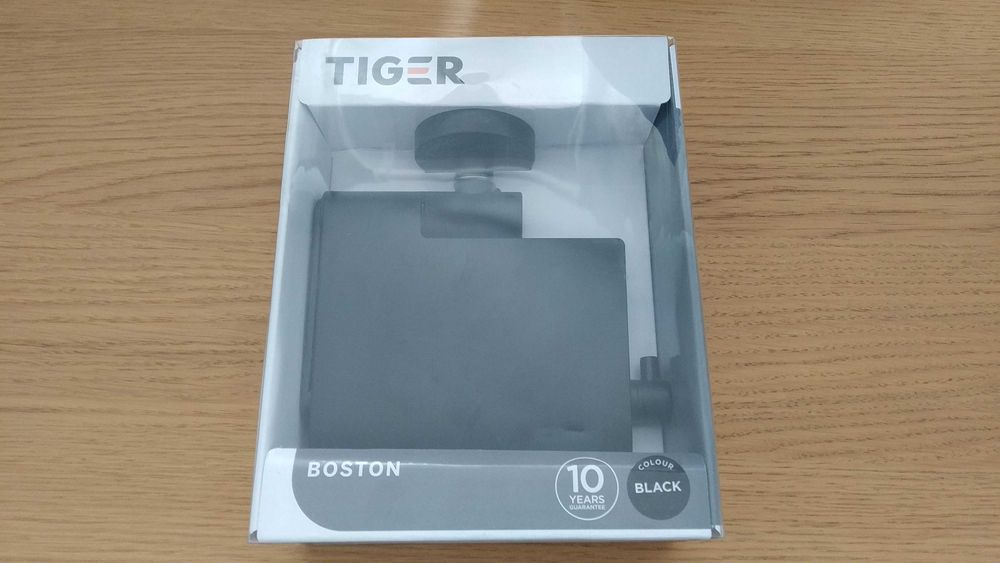 Tiger Boston Czarny uchwyt na papier toaletowy z klapką stal nierdz