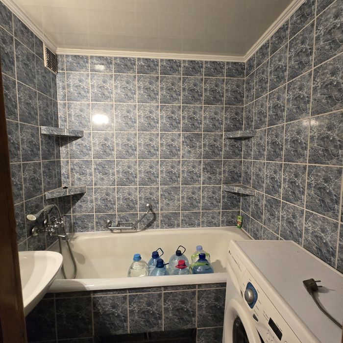 ДОБРОТНА 3 кімнатна квартира біля торгового центру