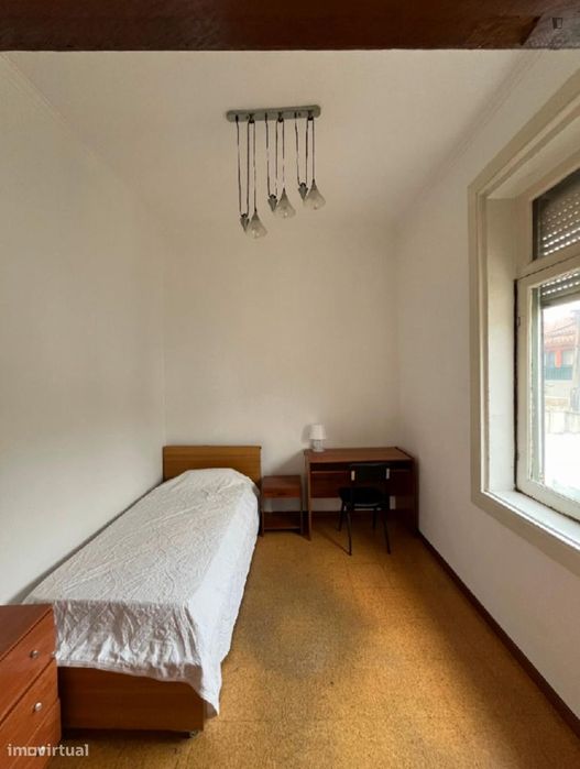 Quarto - localizado em Paranhos Porto