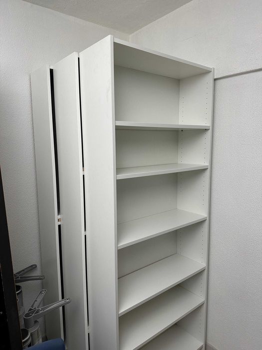 Prateleiras brancas sala de arquivo