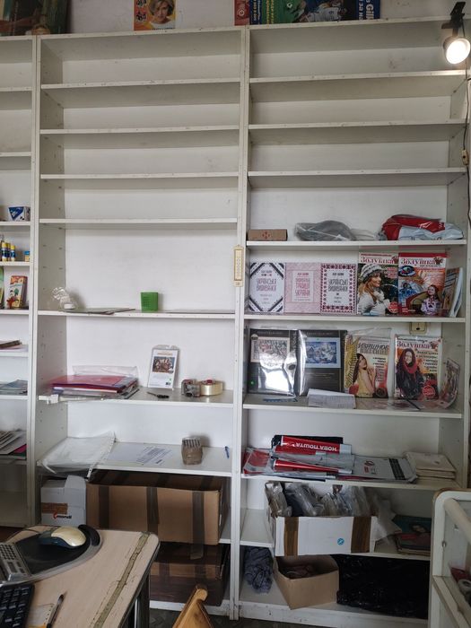 Стелажі,прилавок