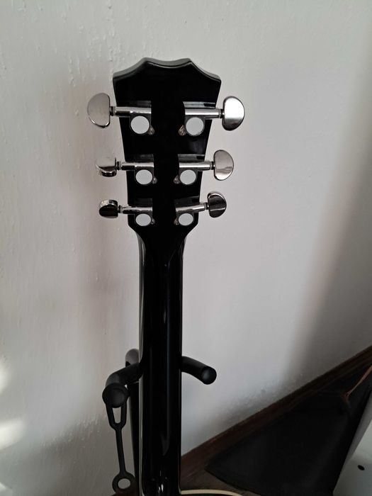 Mikołaj! Gitara akustyczna z przetwornikiem plus wzmacniacz.