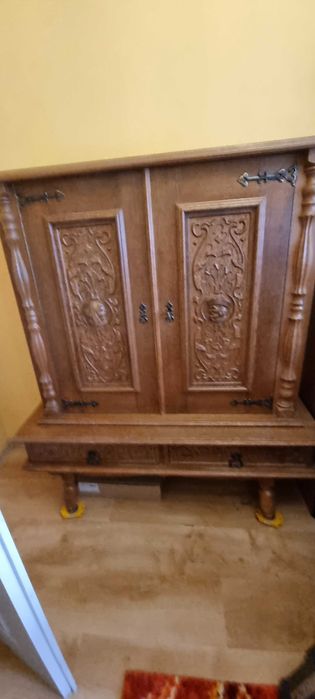 Kredens dębowy dwuczęściowy rzeźbiony