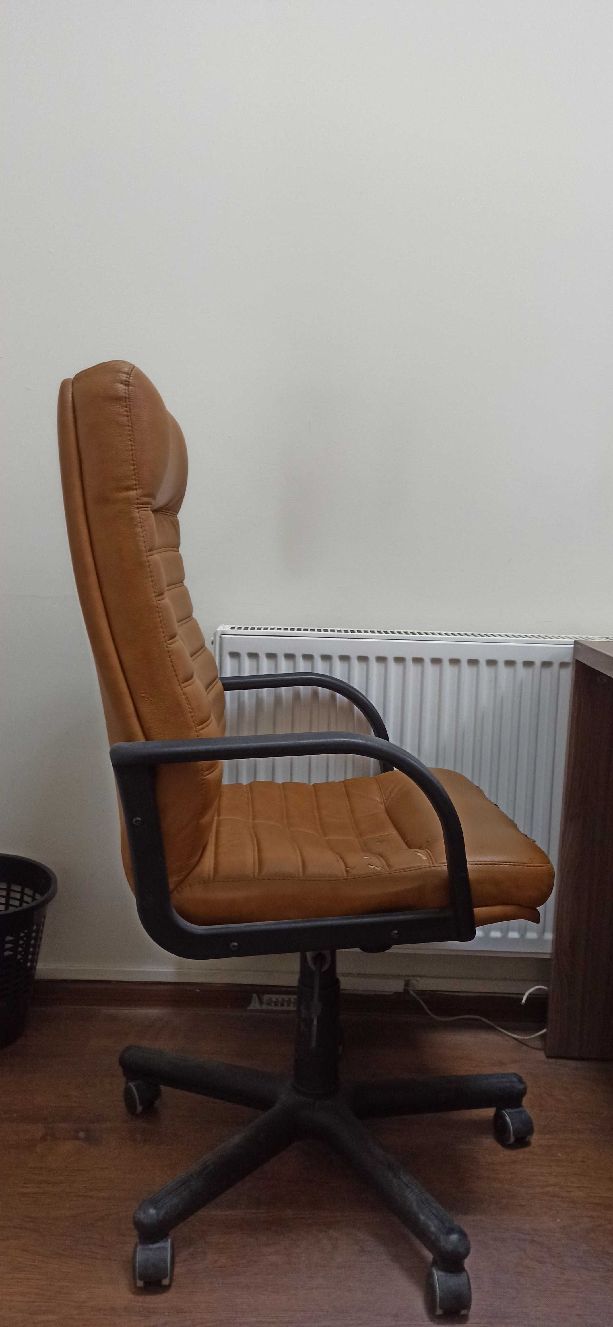 Крісло офісне, м'яке, коричневе