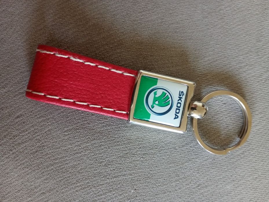 brelok, breloczek, przypinka do kluczy Skoda, czerwony, nowy