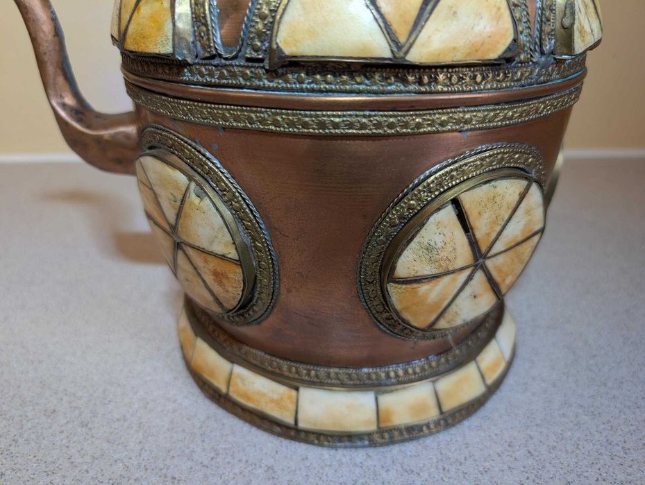 Stary marokański ręcznie robiony czajnik do herbaty z miedzi i kości