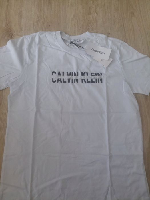 Piękny t shirt Calvin Klein biały z gumowymi napisami