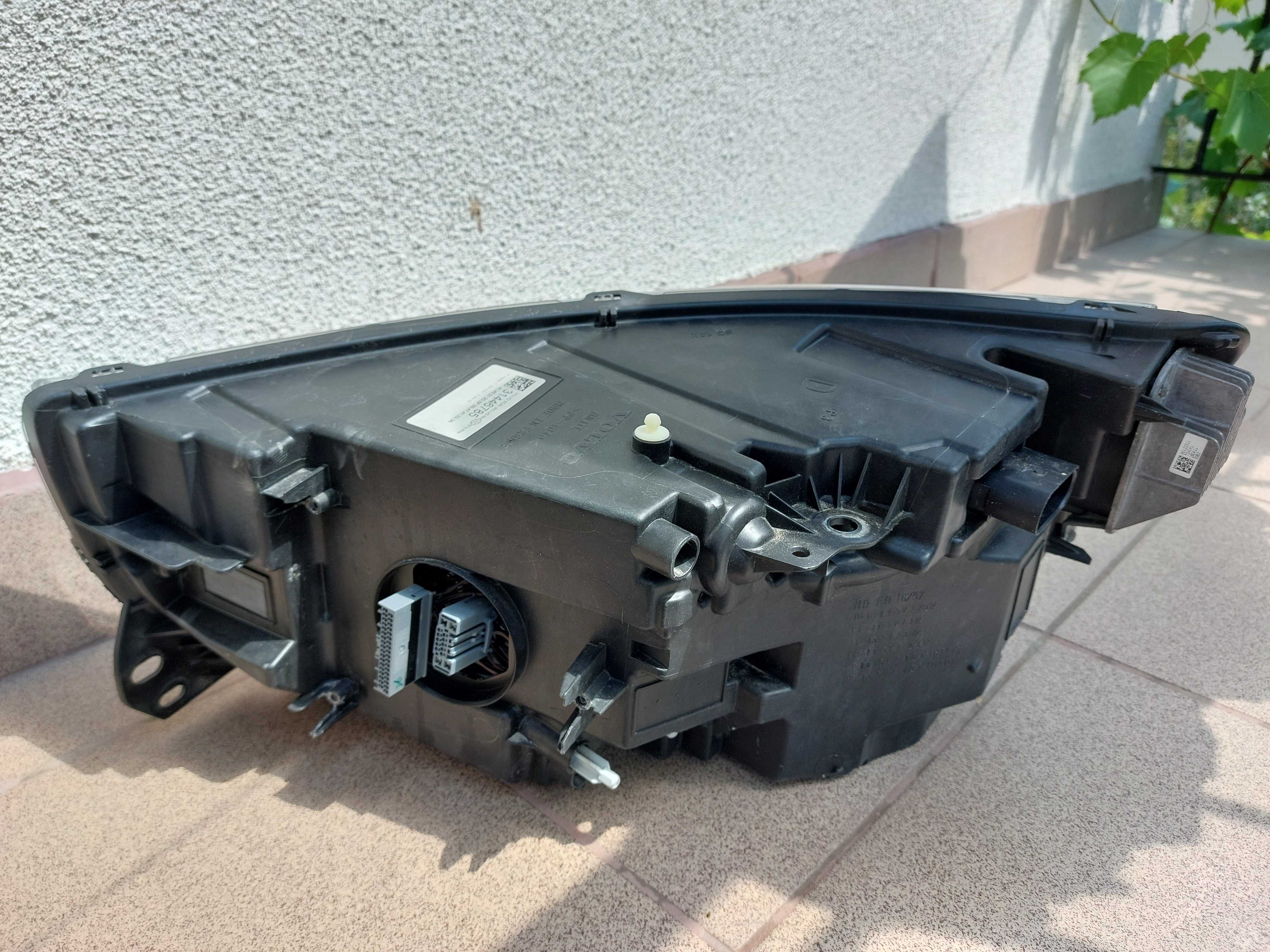 VOLVO XC40  lampy przod europa
