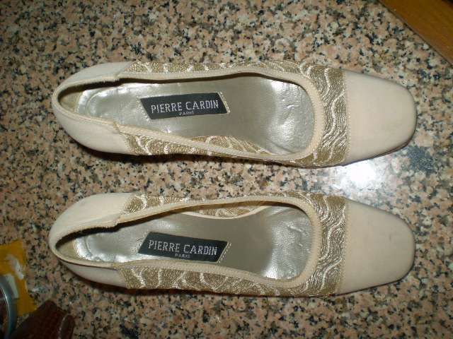 2611 - Sapatos creme de Cerimonia de marca "Pierre Cardin" 36