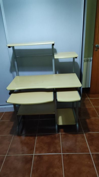 Secretária de computador/estudante