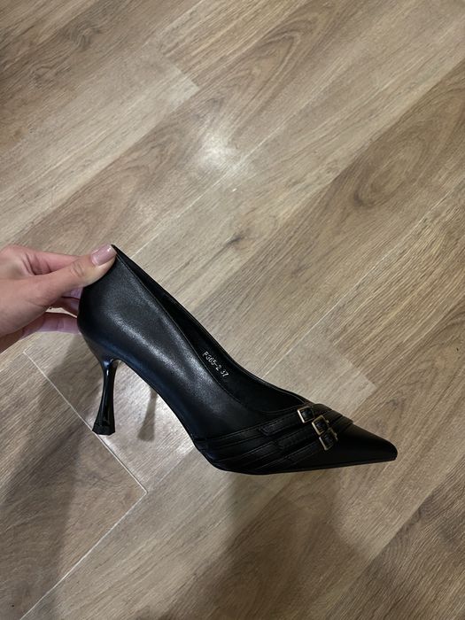 Чорні туфлі на шпильці , лодочки з гостирим носом