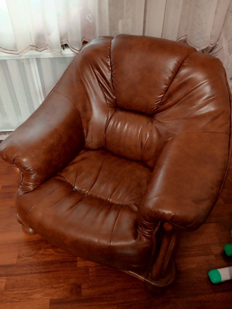 Розкладний диван + 2 крісла на дубовому каркасі (екошкіра, шкірзам)