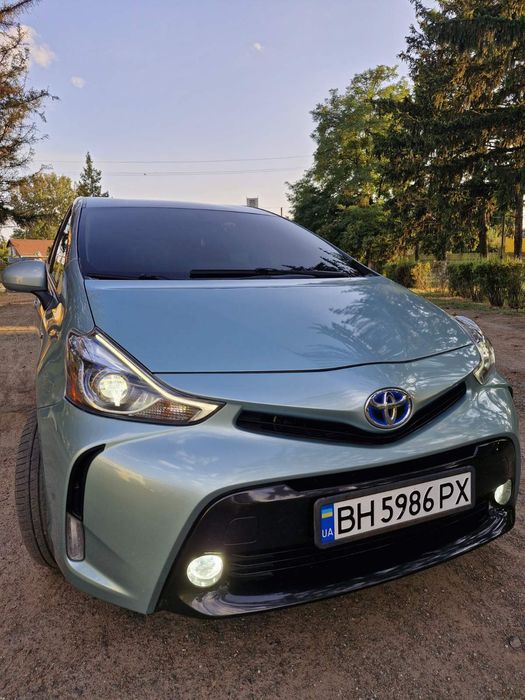 Toyota Prius v 2016