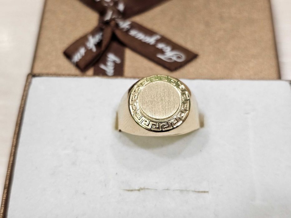 Okrągły męski sygnet w greckim wzorze PR 585