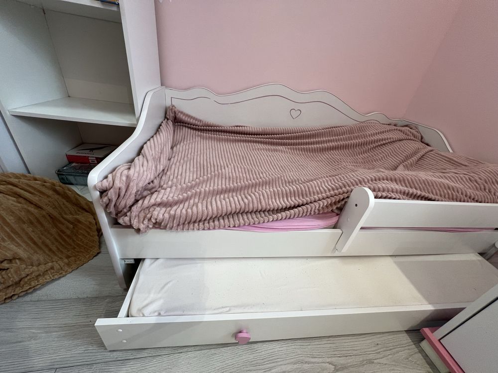 Zestaw mebli dziecięcych + łożko w zestawie
