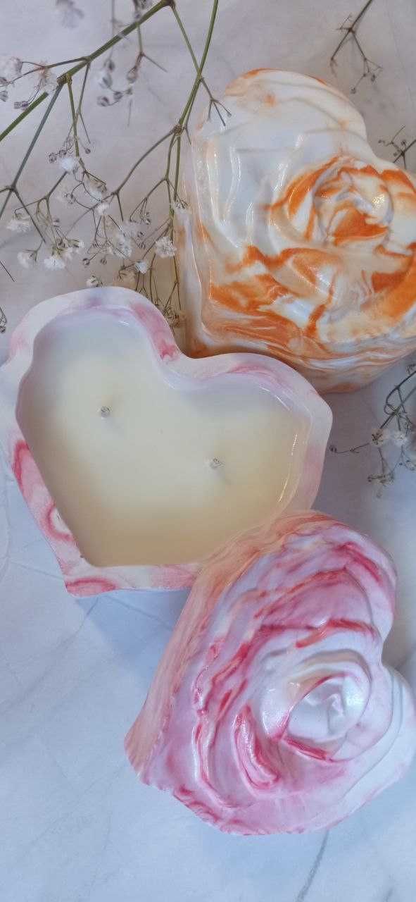 Świeca zapachowa w gipsowym pojemniku w kształcie serduszka-róży