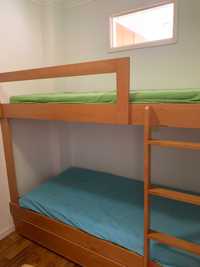 Beliche para quarto de criança com duas camas e um gavetão