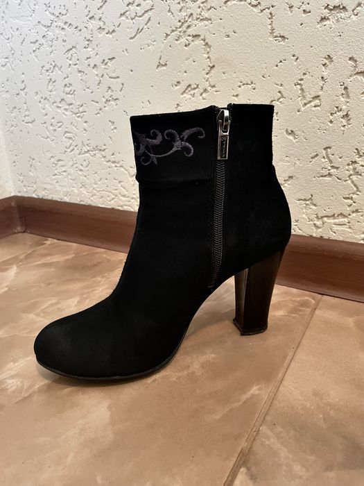 Ботінки замшеві 37 р