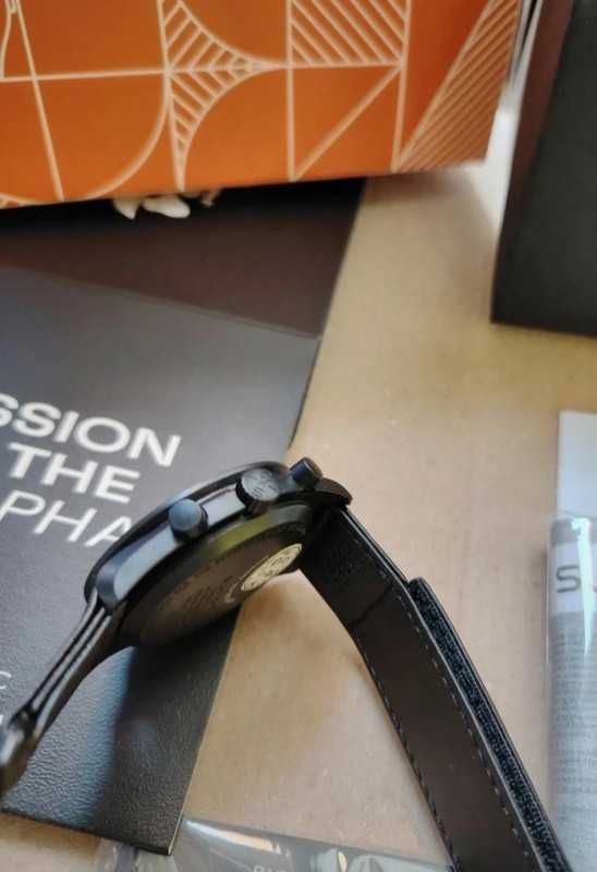 Omega Swatch Snoopy SO33B700 Moonphase