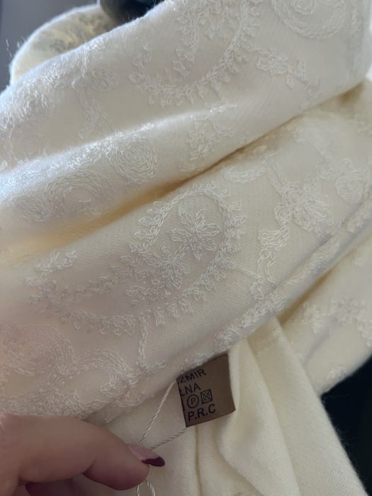 Szalik nowy kremowy z delikatnym haftem klasyczny kaszmir welna