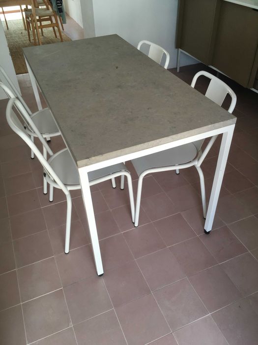 Mesa de jantar em metal e pedra natural