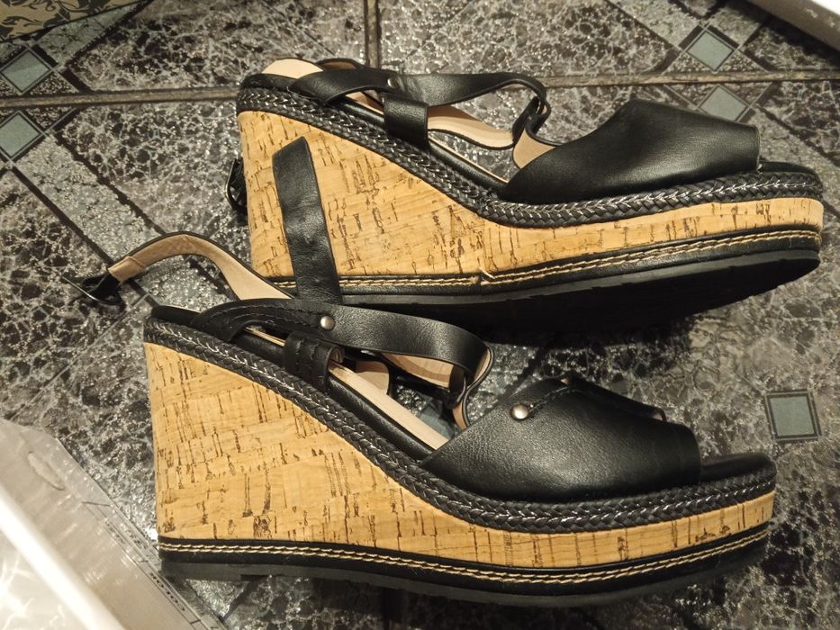 Nowe sandały na koturnie