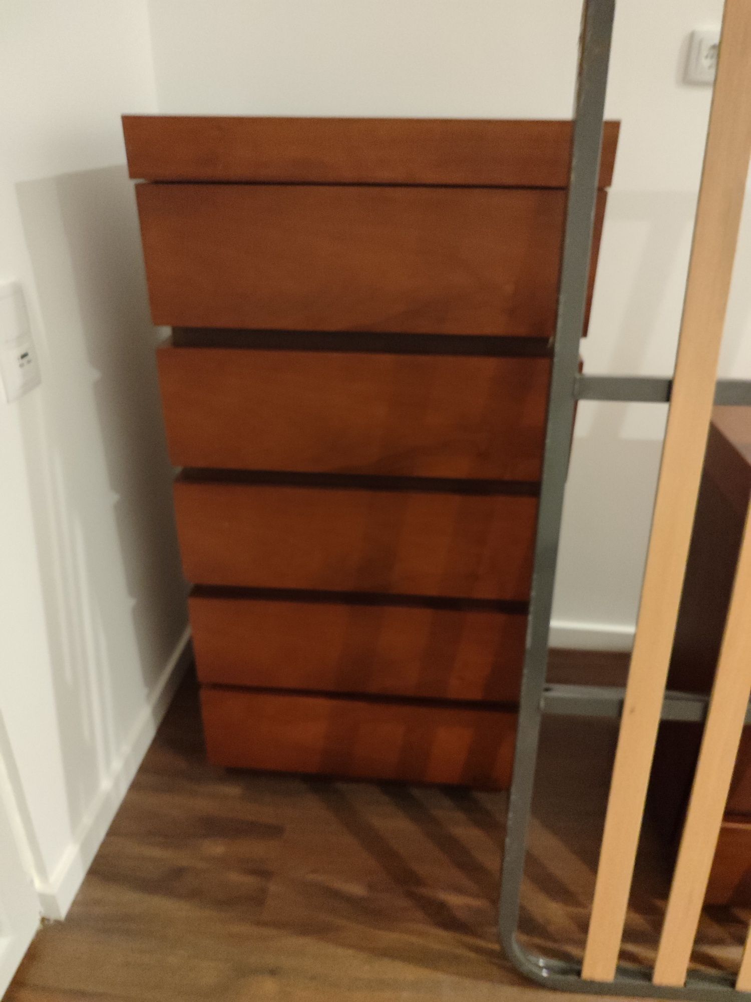 Quarto moderno completo (cama + estrado + mesas de cabeceira + aparado